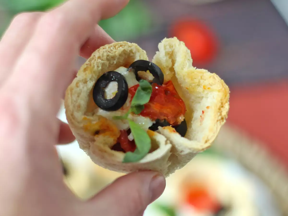 Coșulețe de pâine cu mozzarella, roșii cherry și măsline negre - poza 5