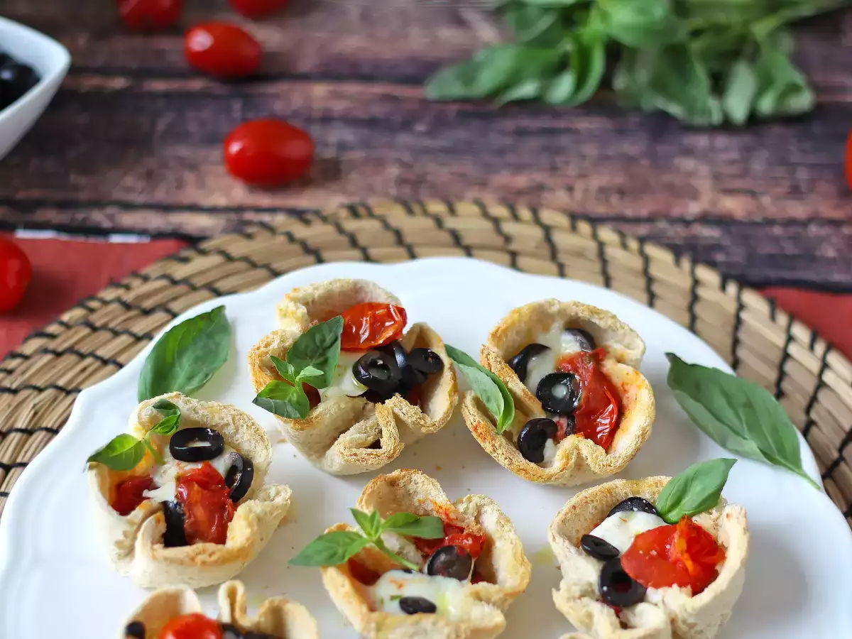 Coșulețe de pâine cu mozzarella, roșii cherry și măsline negre - poza 6