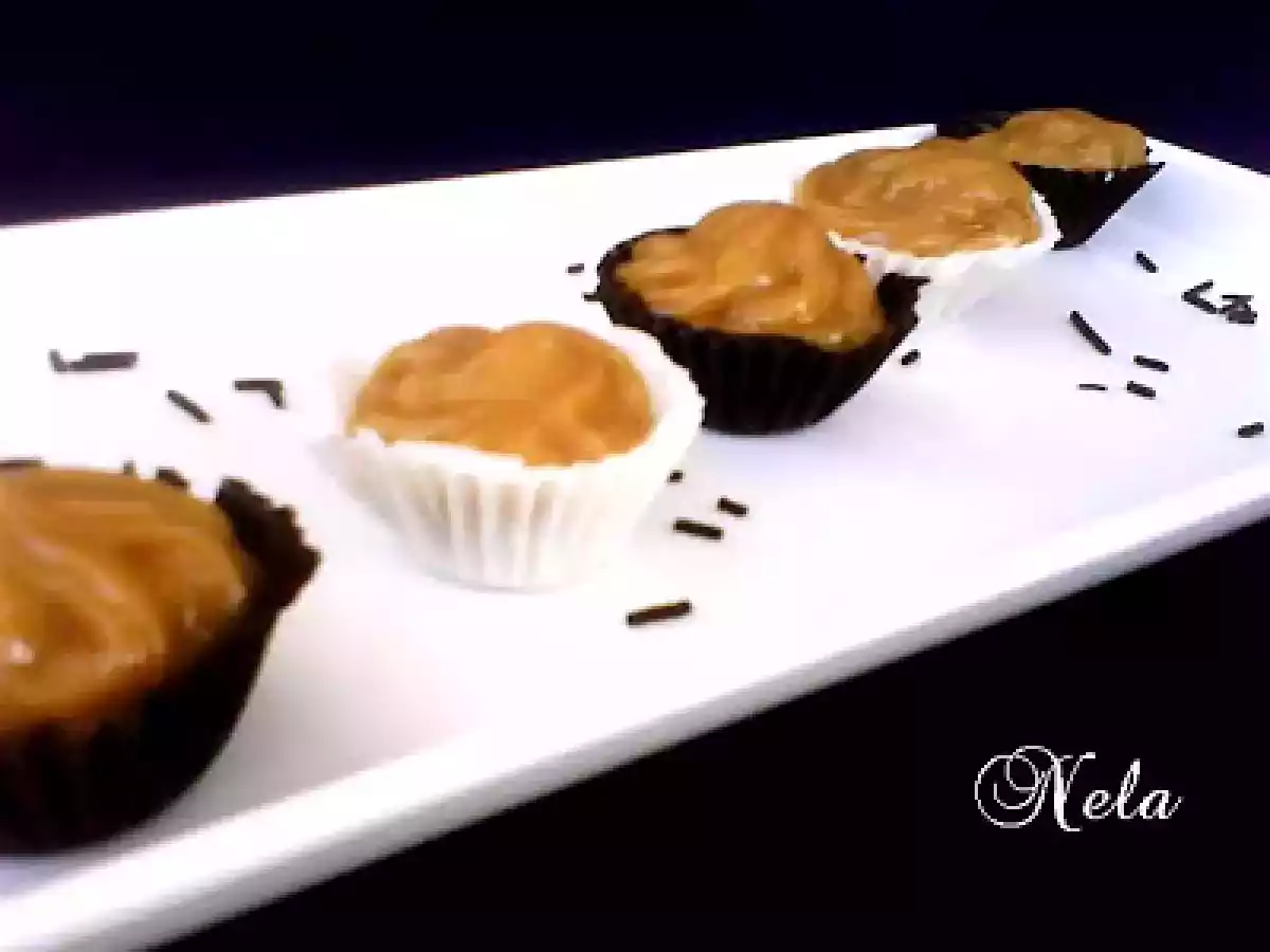 Cosulete din ciocolata umplute cu crema de caramel