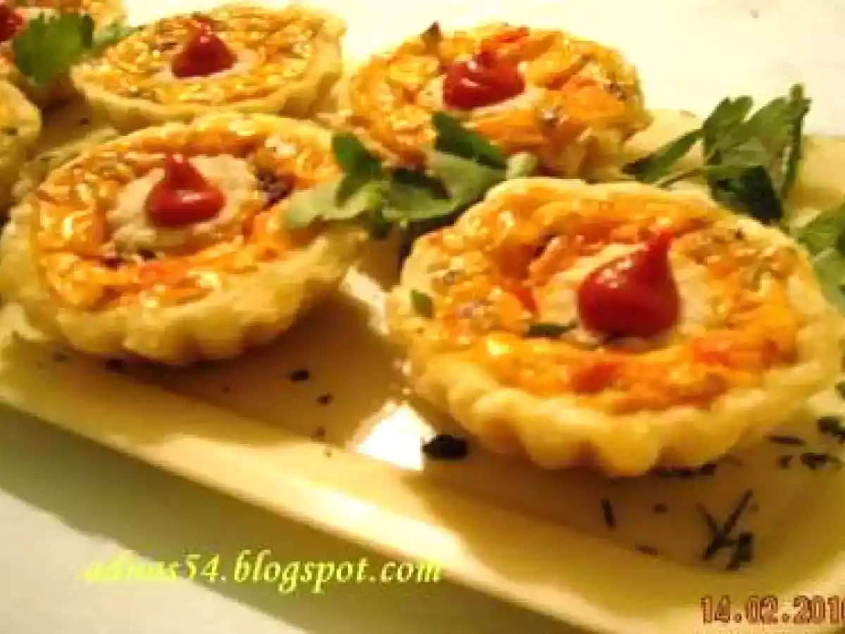 Cosulete umplute cu branza, masline si ciuperci