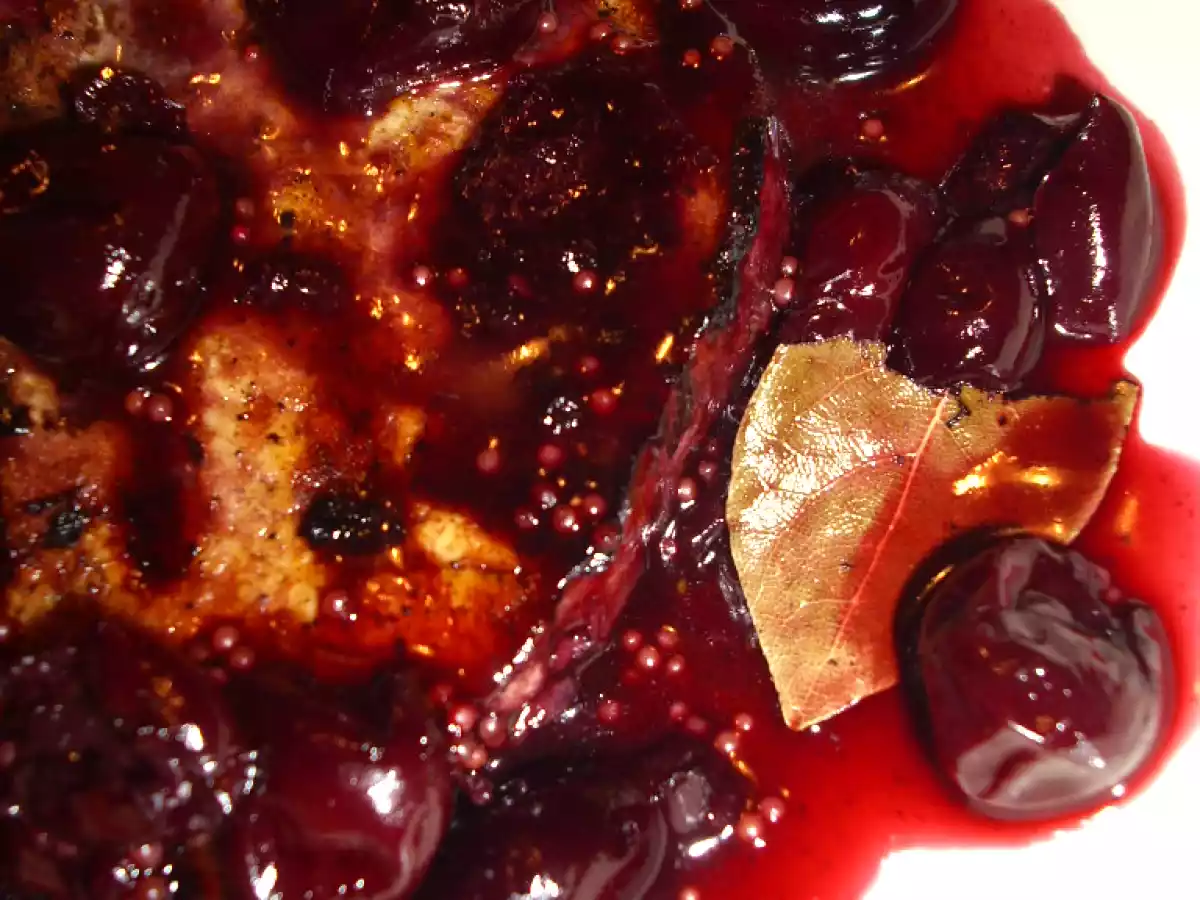 Cotlet de porc inecat in sos de cirese