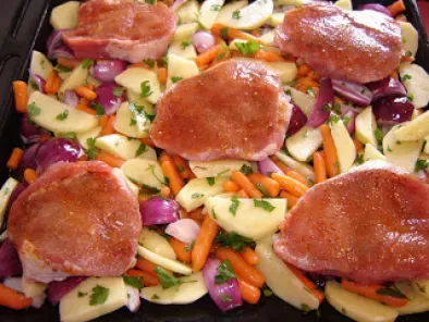 Cotlet de porc la cuptor pe pat de legume / Baked pork chops on vegetable bed - poza 2