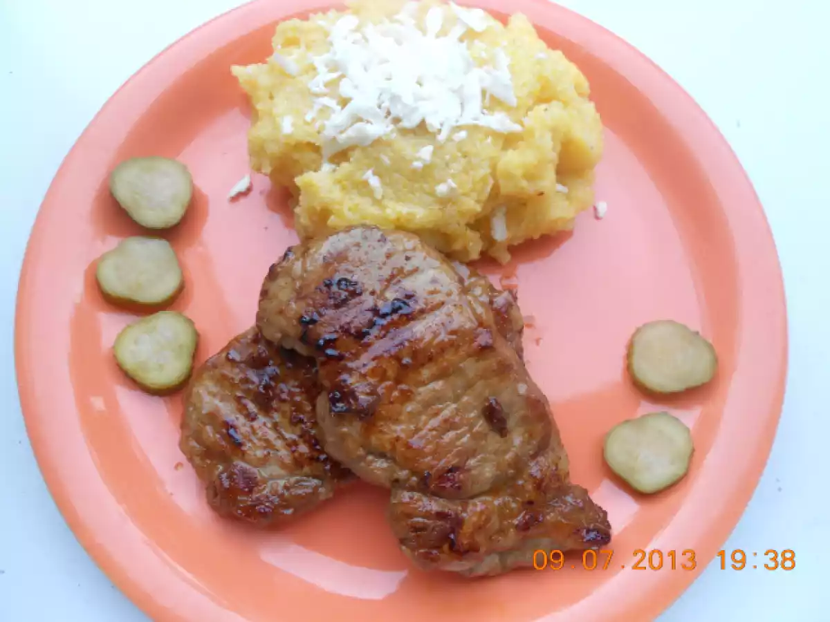 Cotlet de porc la gratar si mamaliga cu branza