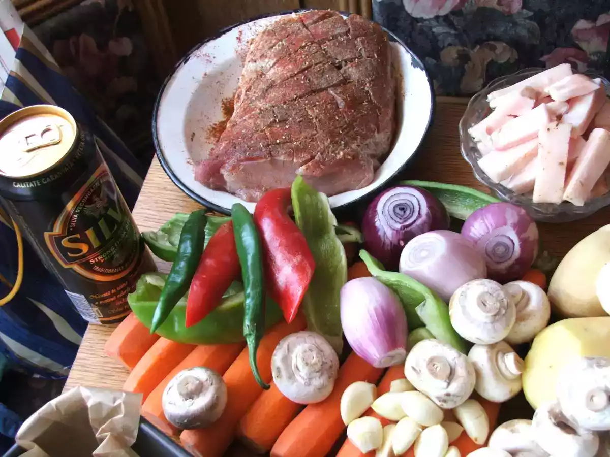 cotlet de porc la tava pe pat de legume