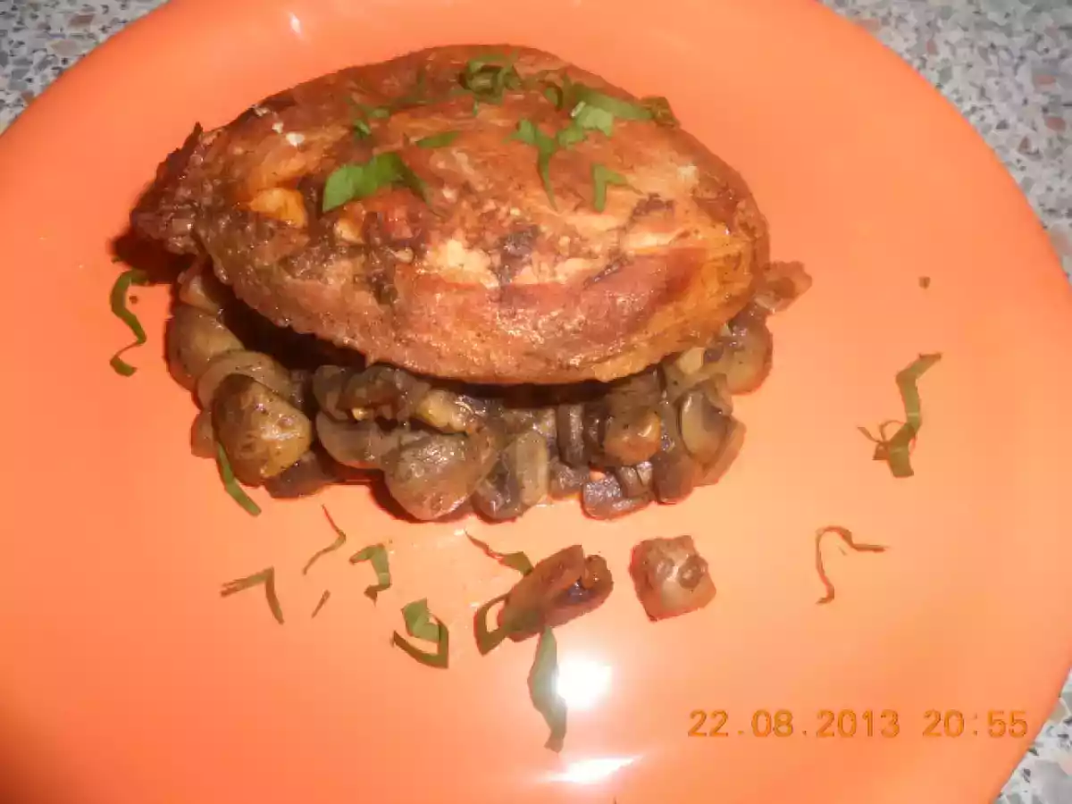 Cotlet de porc pe pat de ciuperci