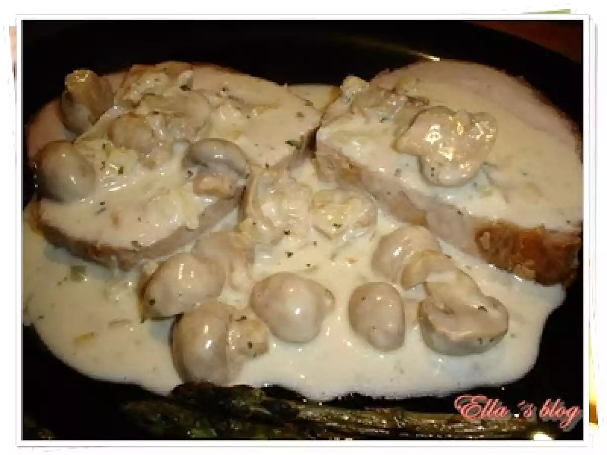 Cotlet de porc umplut cu sos de ciuperci