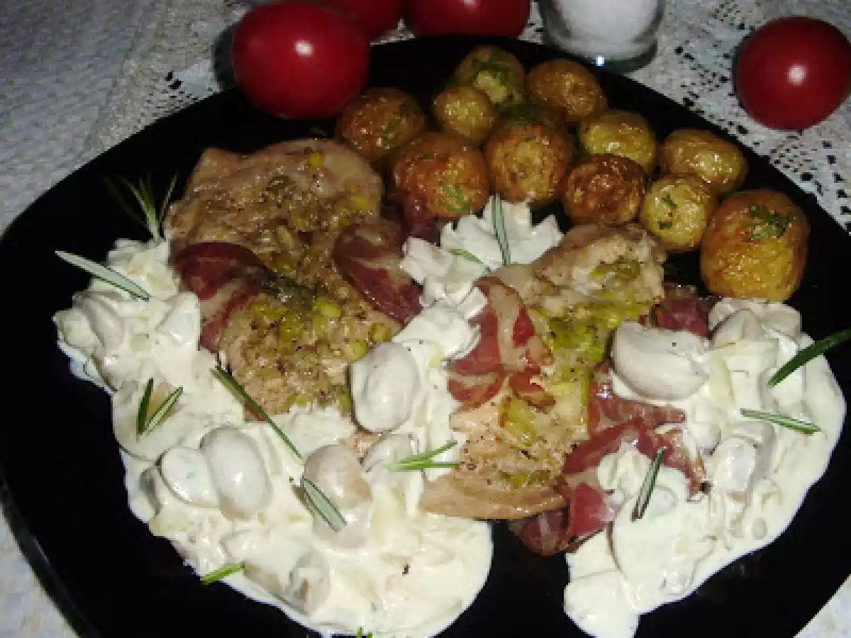 COTLETE DE PORC CU CARTOFI NOI SI SOS DE CONIAC - poza 2
