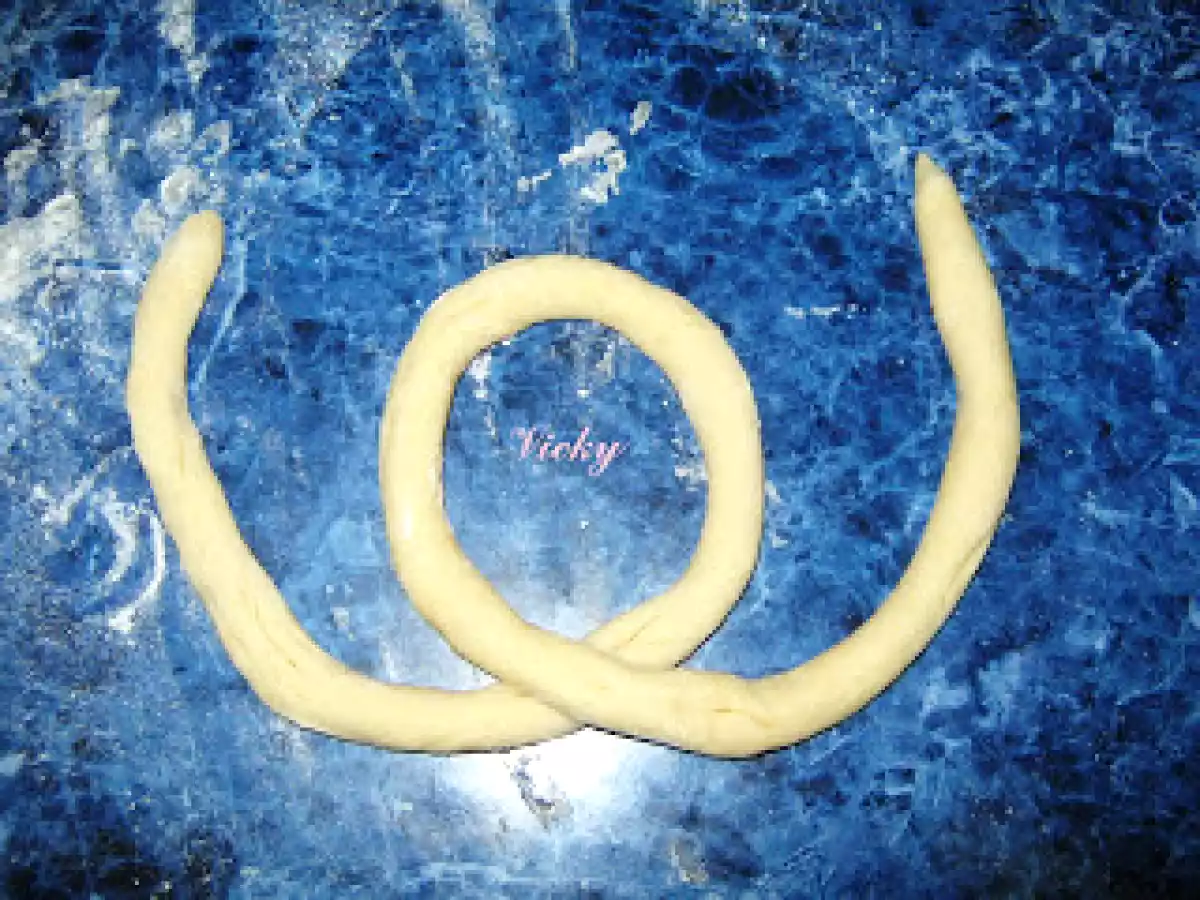 Covrigi dulci si pufosi - poza 9