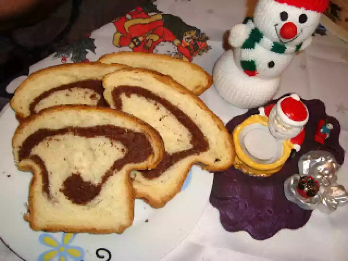 COZONAC CU UMPLUTURA DE NUCA SI ALBUS