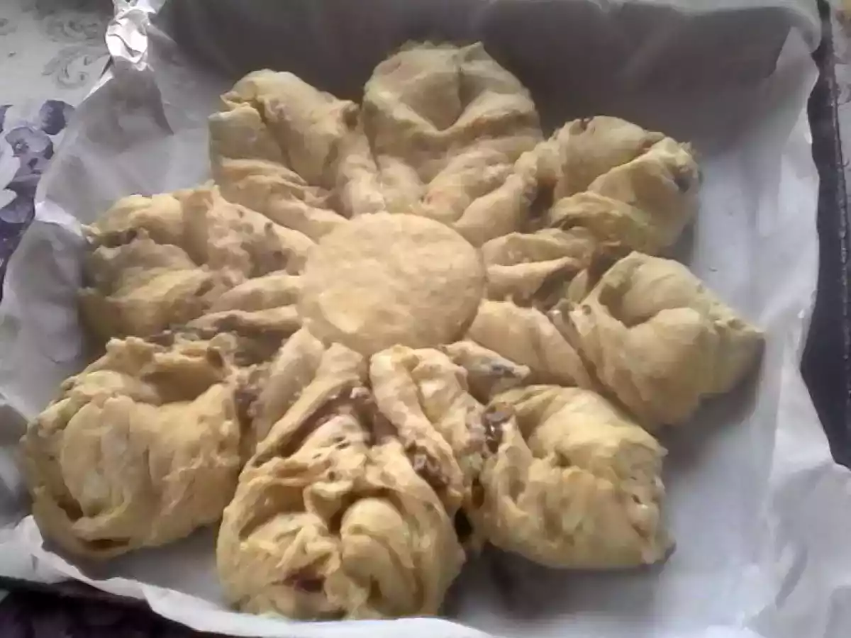 Cozonac floare cu ciocolată și stafide