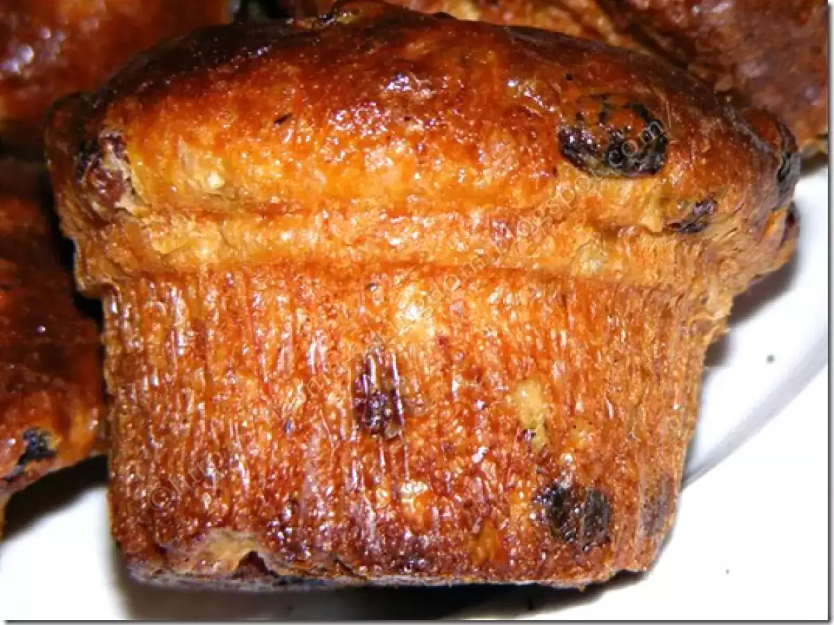 Cozonac moldovenesc cu nuca si stafide - poza 3