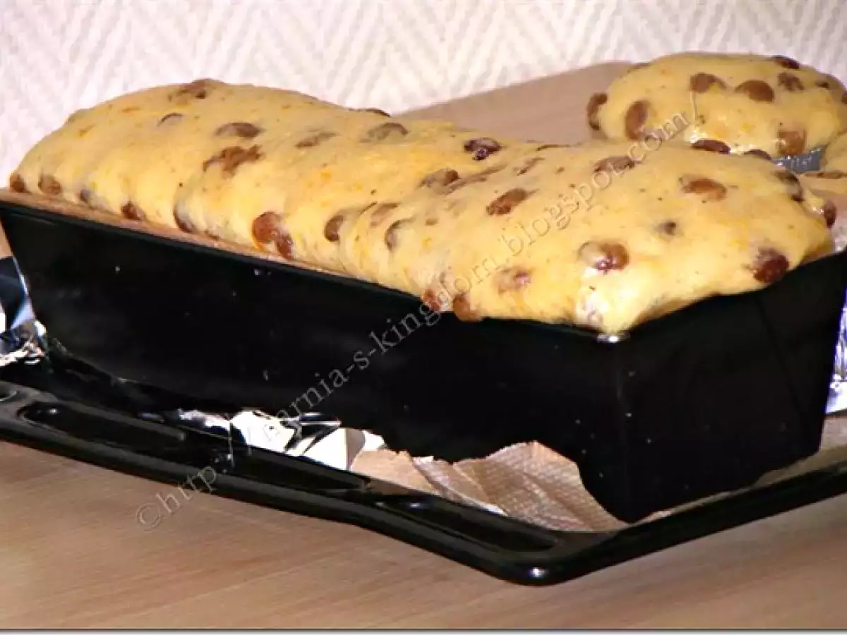 Cozonac moldovenesc cu nuca si stafide - poza 5