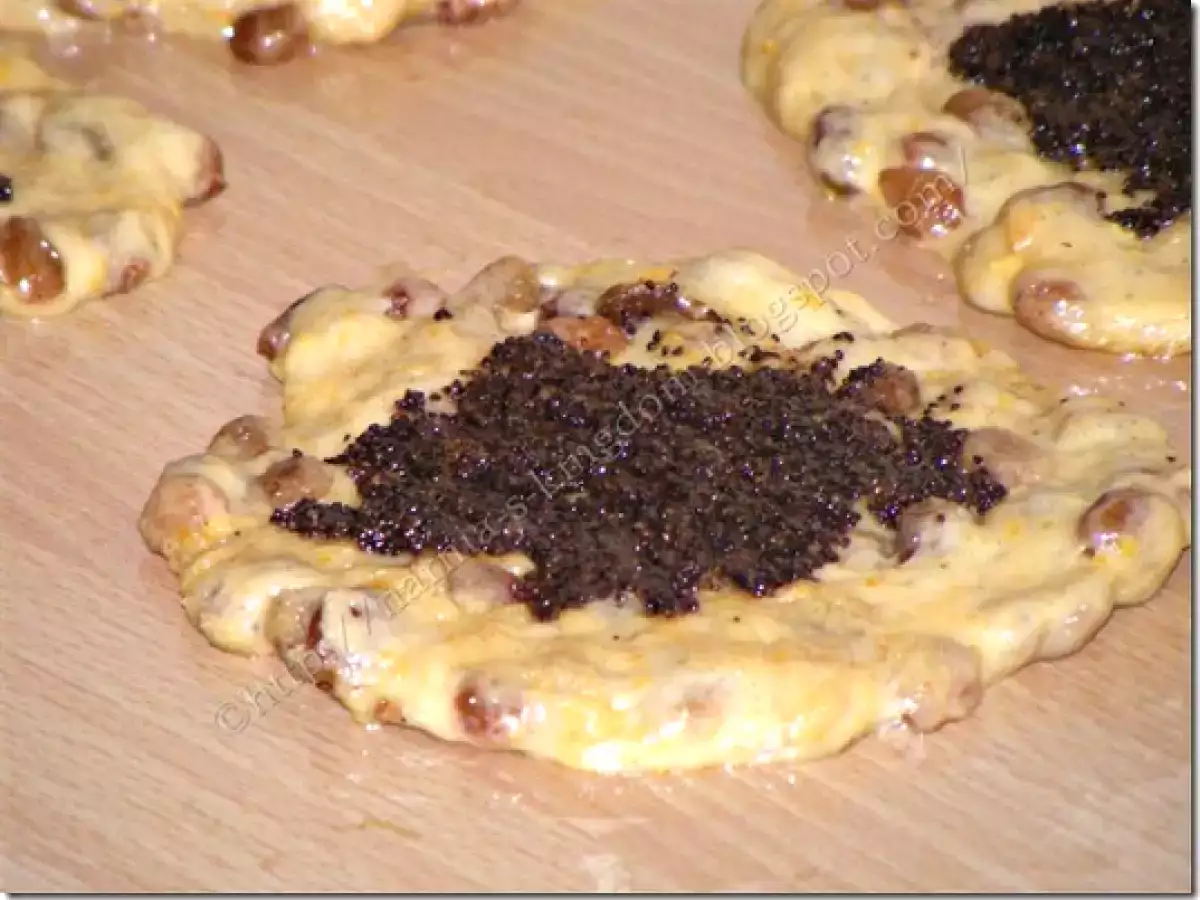 Cozonac moldovenesc cu nuca si stafide - poza 6