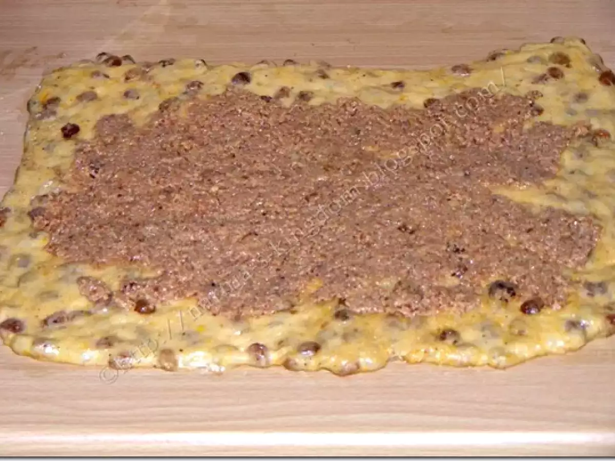 Cozonac moldovenesc cu nuca si stafide - poza 7