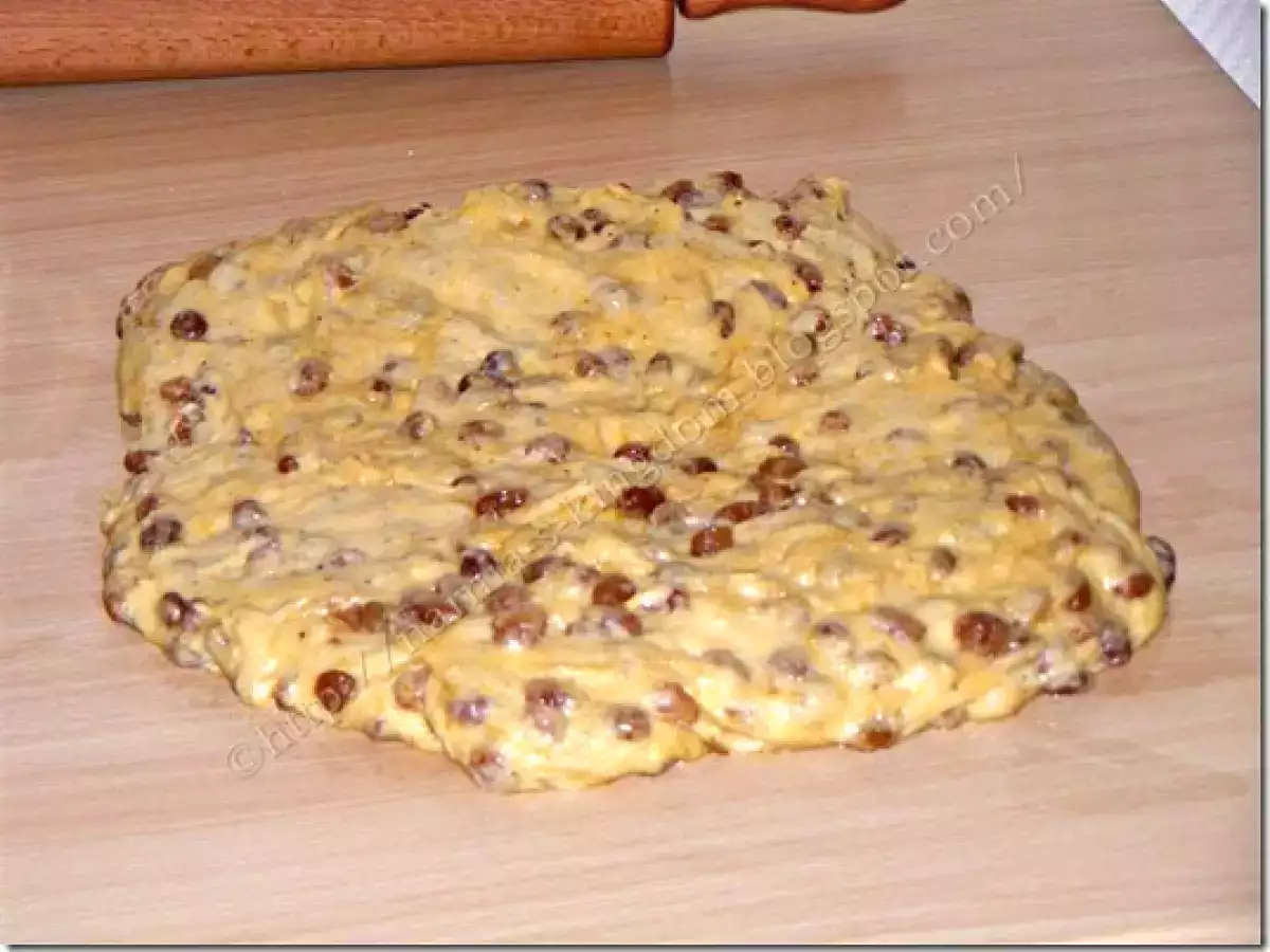 Cozonac moldovenesc cu nuca si stafide - poza 8