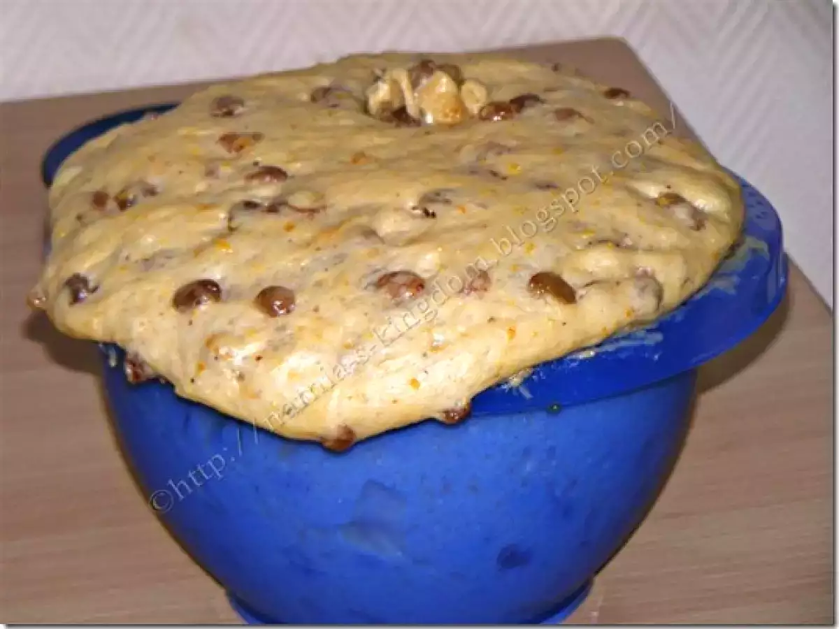 Cozonac moldovenesc cu nuca si stafide - poza 9