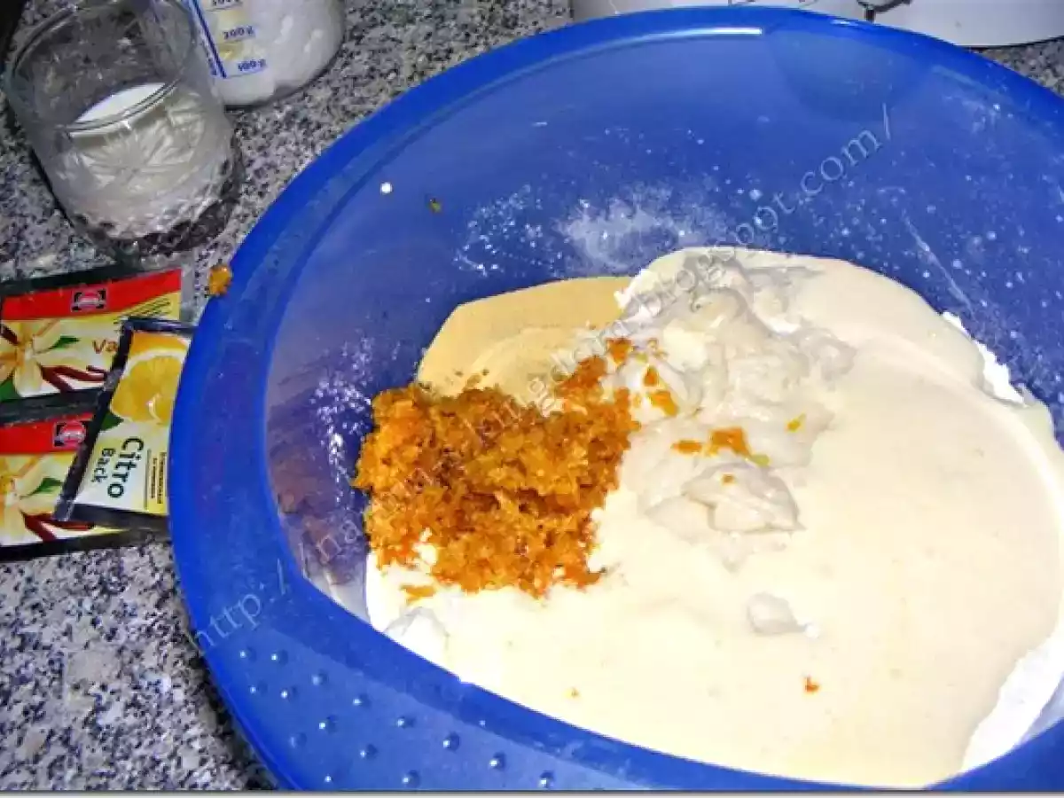 Cozonac moldovenesc cu nuca si stafide - poza 10