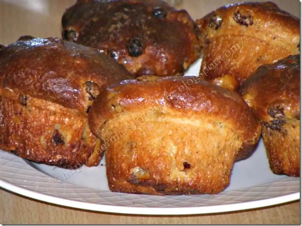 Cozonac moldovenesc cu nuca si stafide