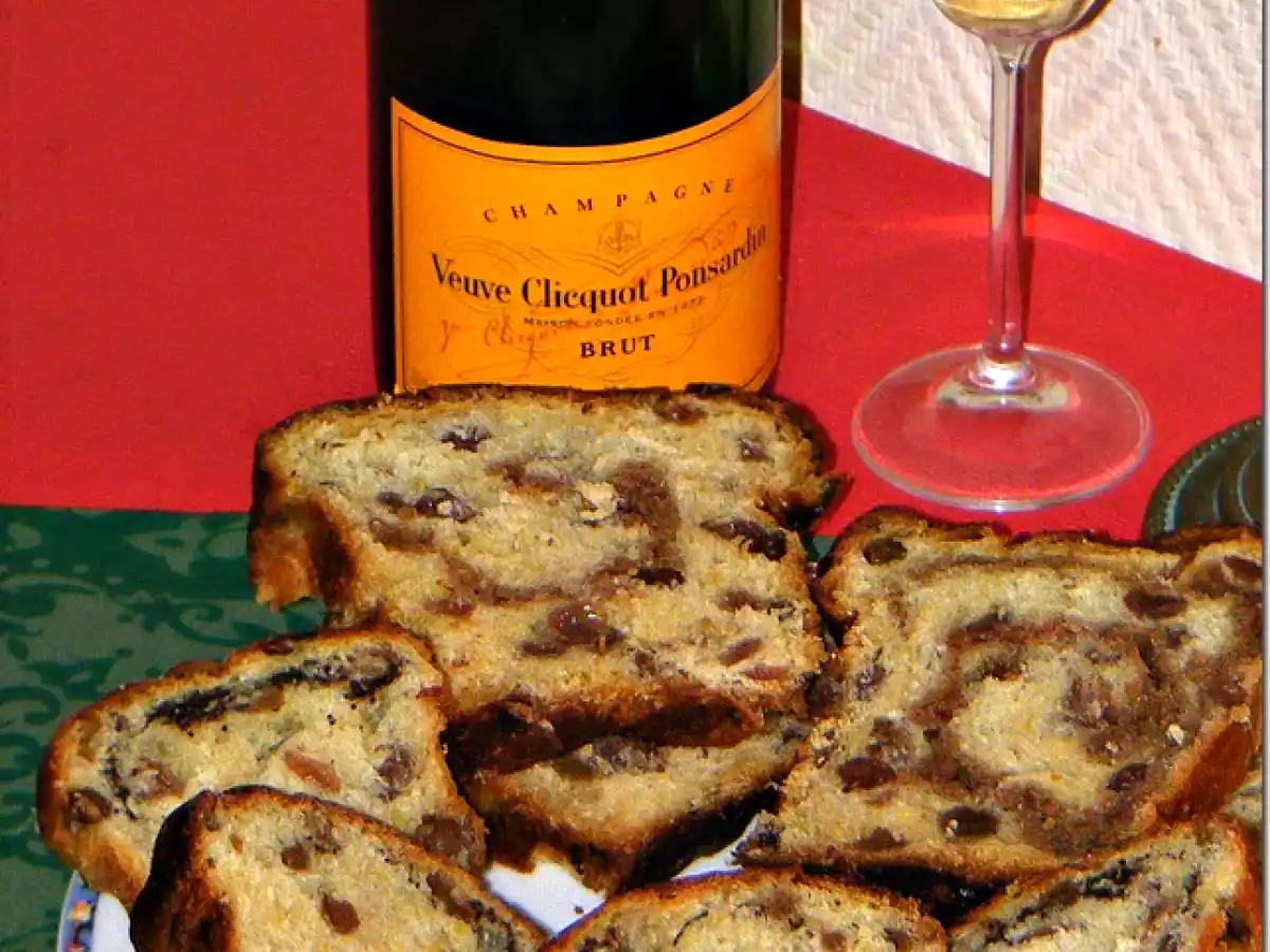 Cozonac moldovenesc cu nuca si stafide - poza 2