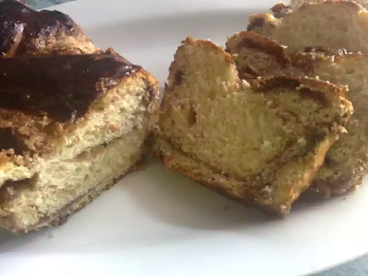 Cozonac pufos cu nuca si stafide