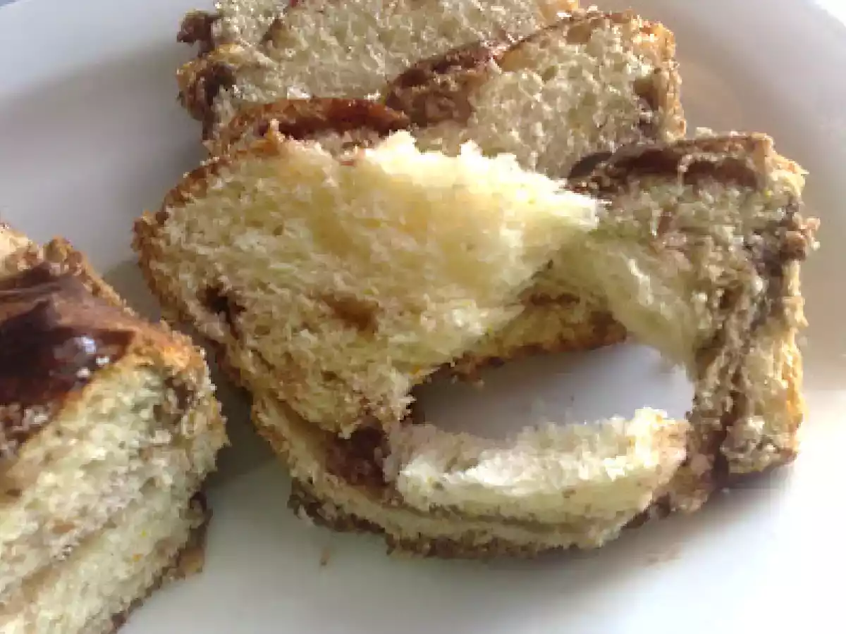 Cozonac pufos cu nuca si stafide - poza 2