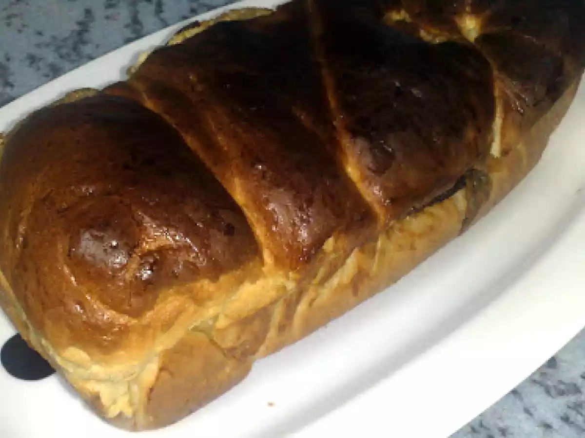 Cozonac pufos cu nuca si stafide - poza 4