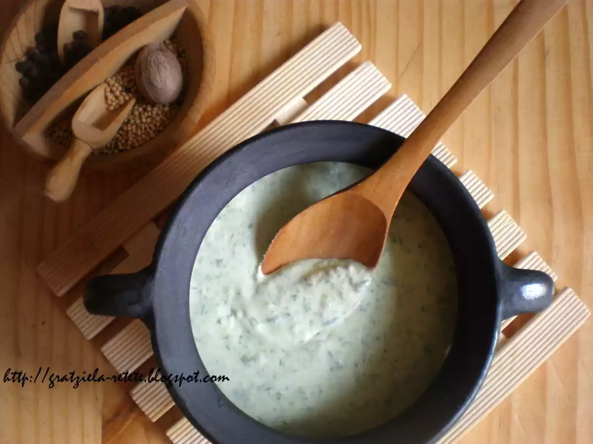 cremă de usturoi verde cu smântână (sau iaurt de capră)