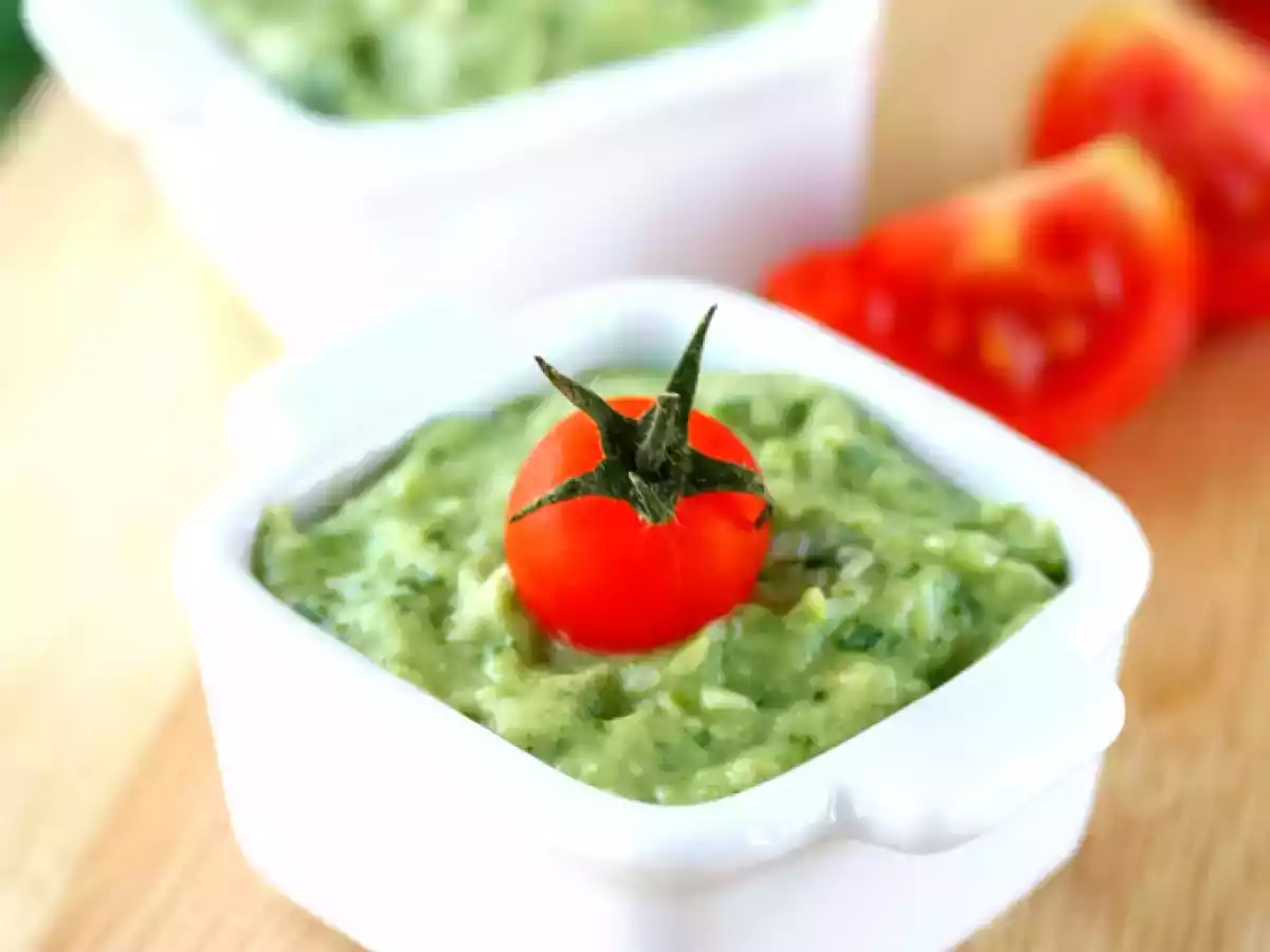 Crema de avocado cu verdeturi