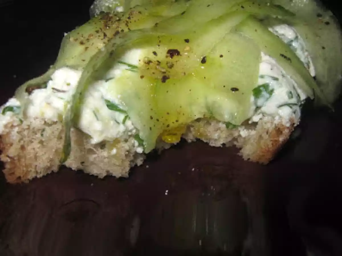 Crema de branza cu verdeata si usturoi - reteta usoara