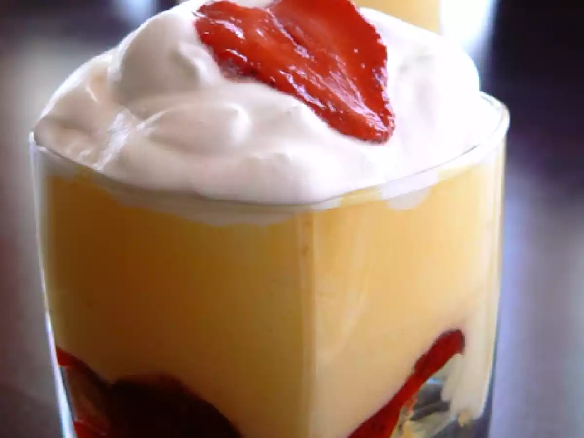 Crema de mascarpone si capsuni la pahar