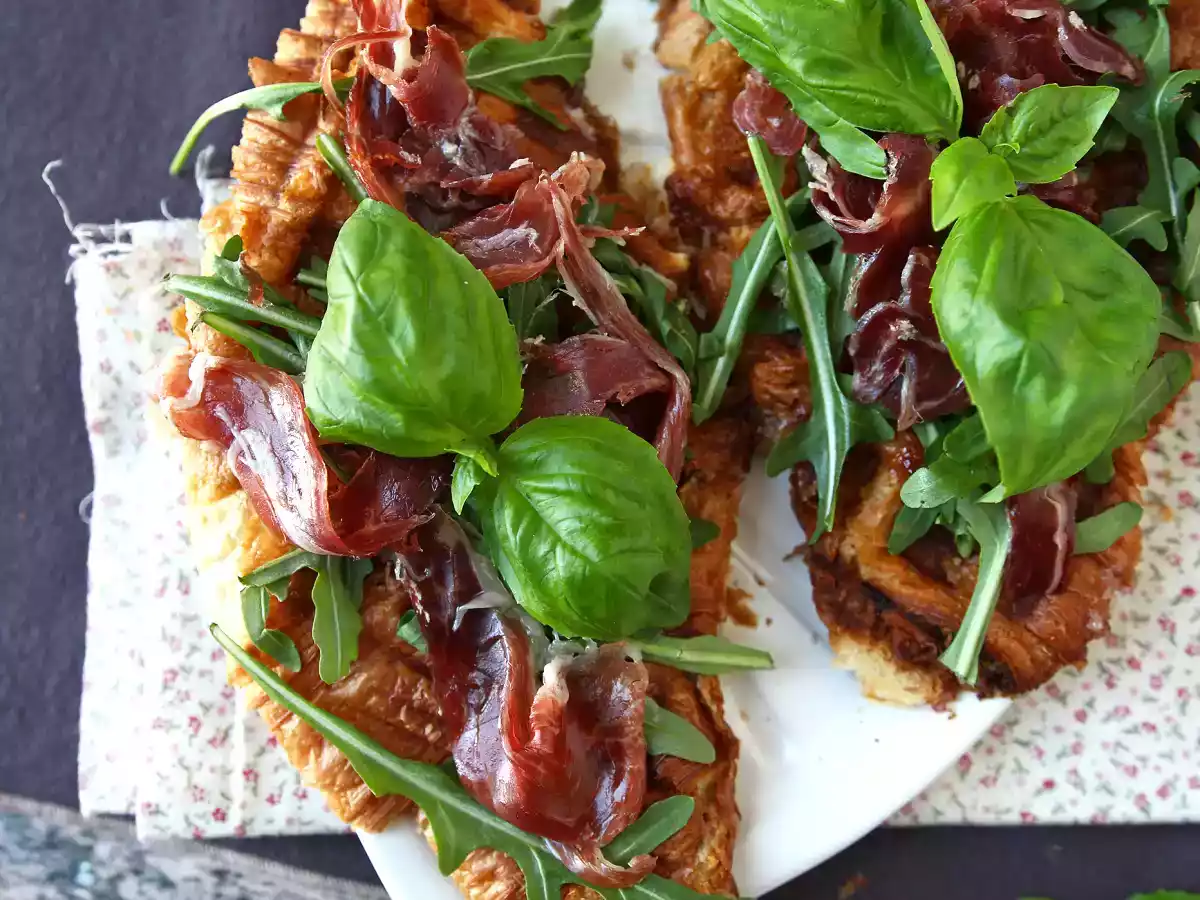 Croffle, croissantul în stil vafă cu gem de smochine, brânză de capră și șuncă maturată iberică - poza 2