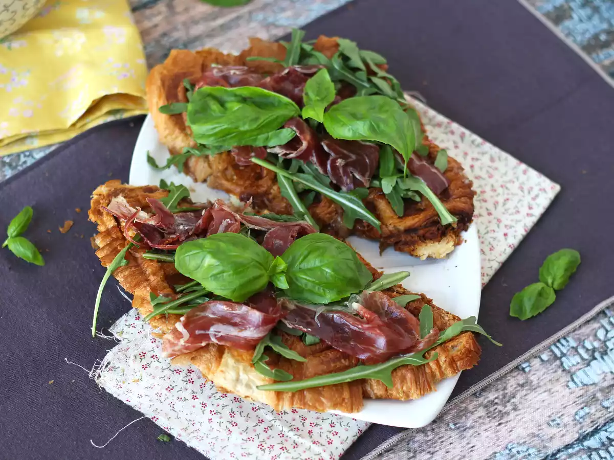 Croffle, croissantul în stil vafă cu gem de smochine, brânză de capră și șuncă maturată iberică - poza 3