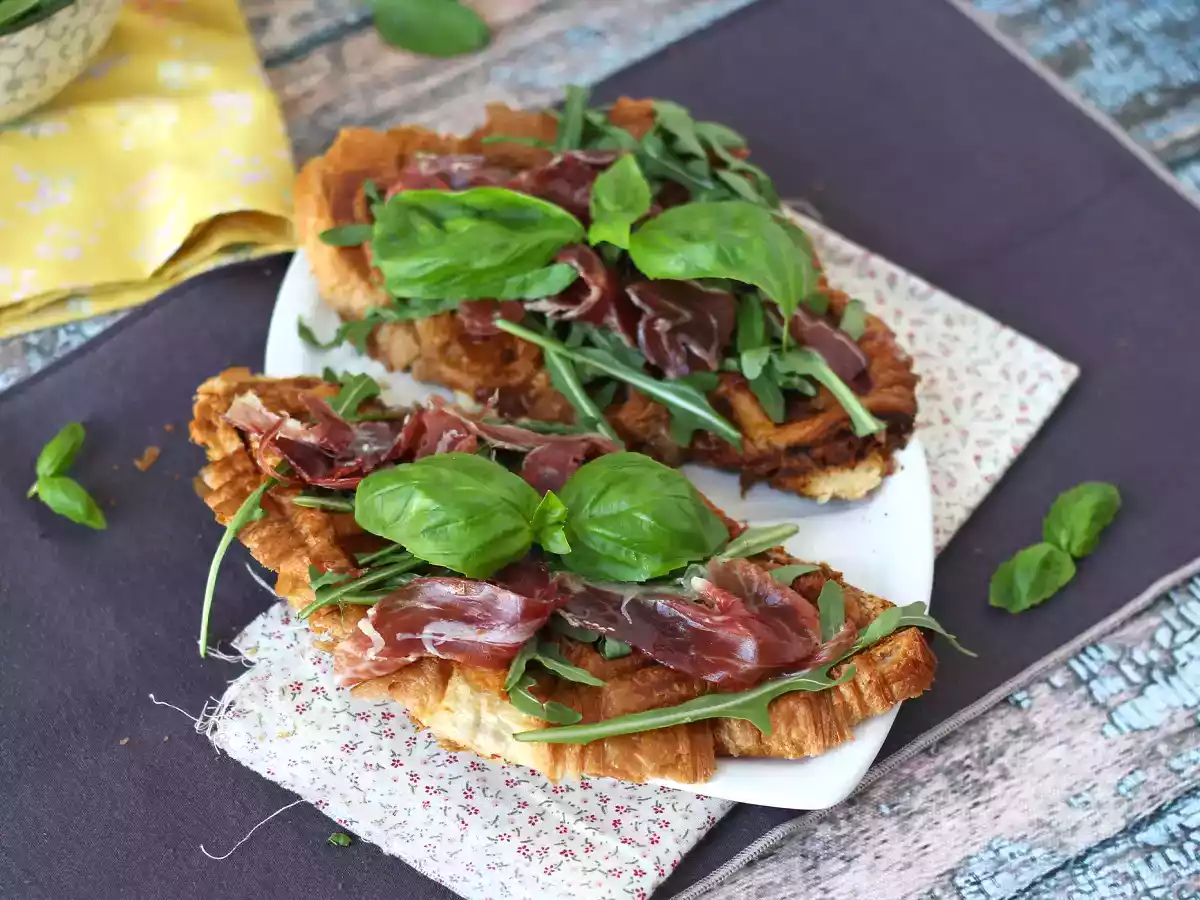 Croffle, croissantul în stil vafă cu gem de smochine, brânză de capră și șuncă maturată iberică - poza 4