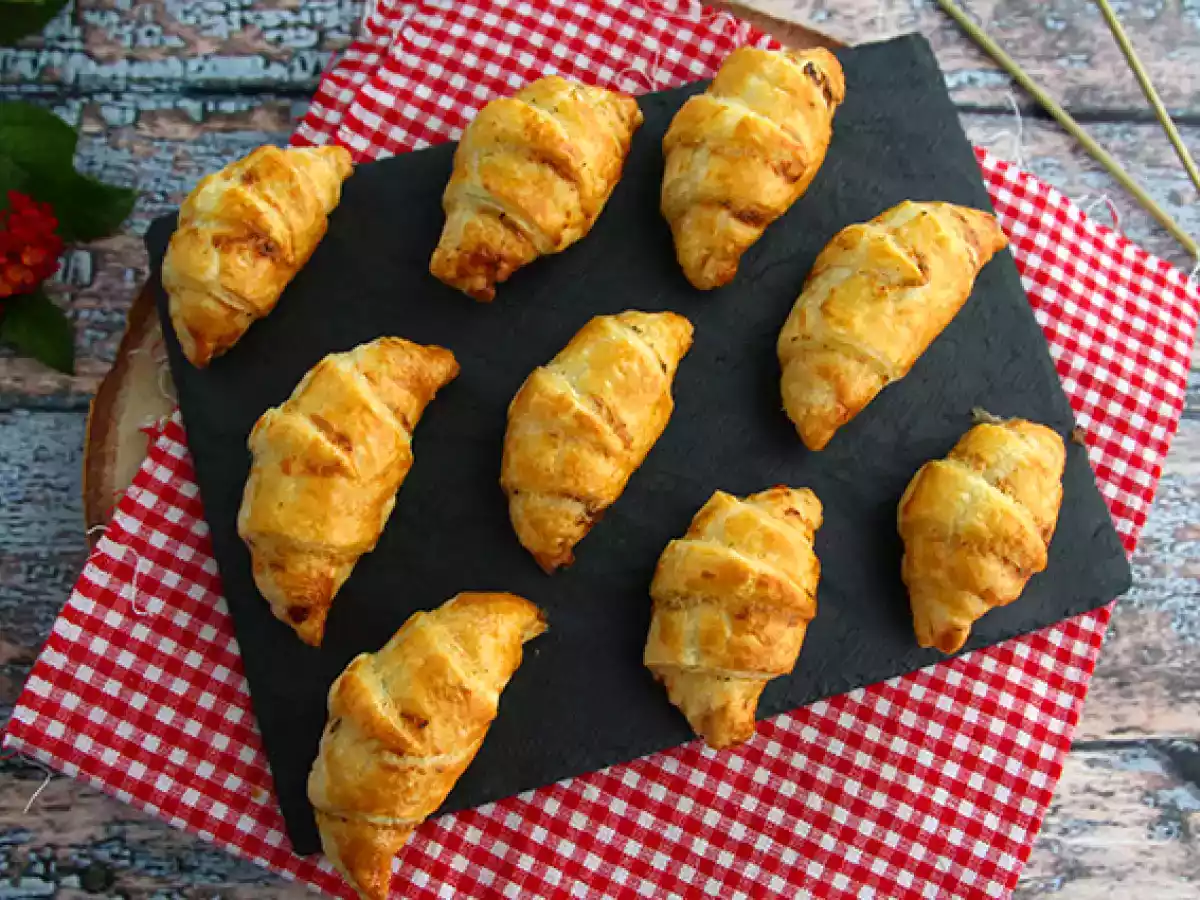 Croissante cu sunca si crema de branza