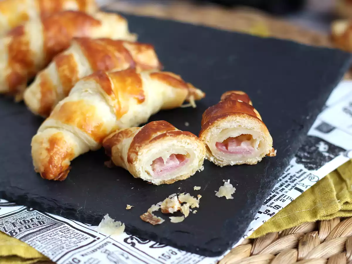 Croissante din foietaj cu bechamel, șuncă și cașcaval