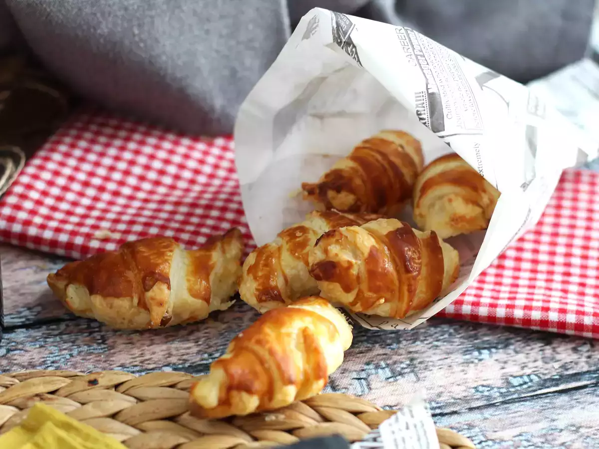 Croissante din foietaj cu bechamel, șuncă și cașcaval - poza 3