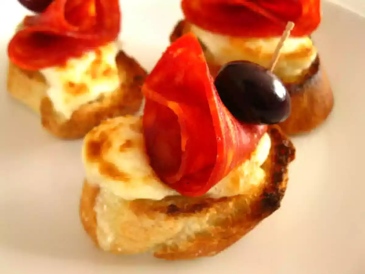 Crostini cu branza de capra, chorizo si masline