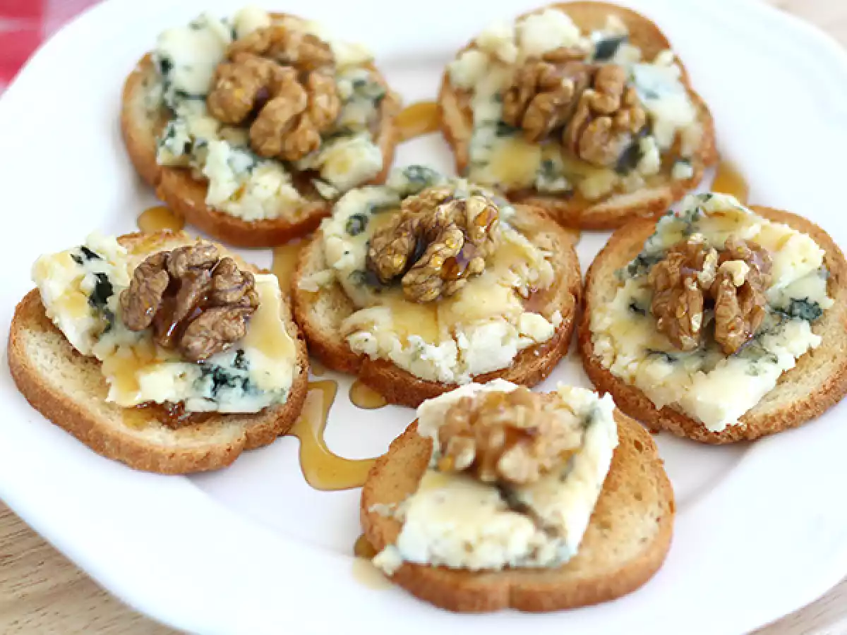 CROSTINI CU GORGONZOLA, NUCA SI MIERE