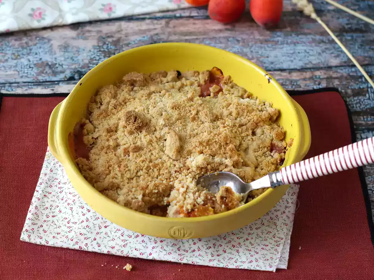 Crumble de caise, desertul super reconfortant