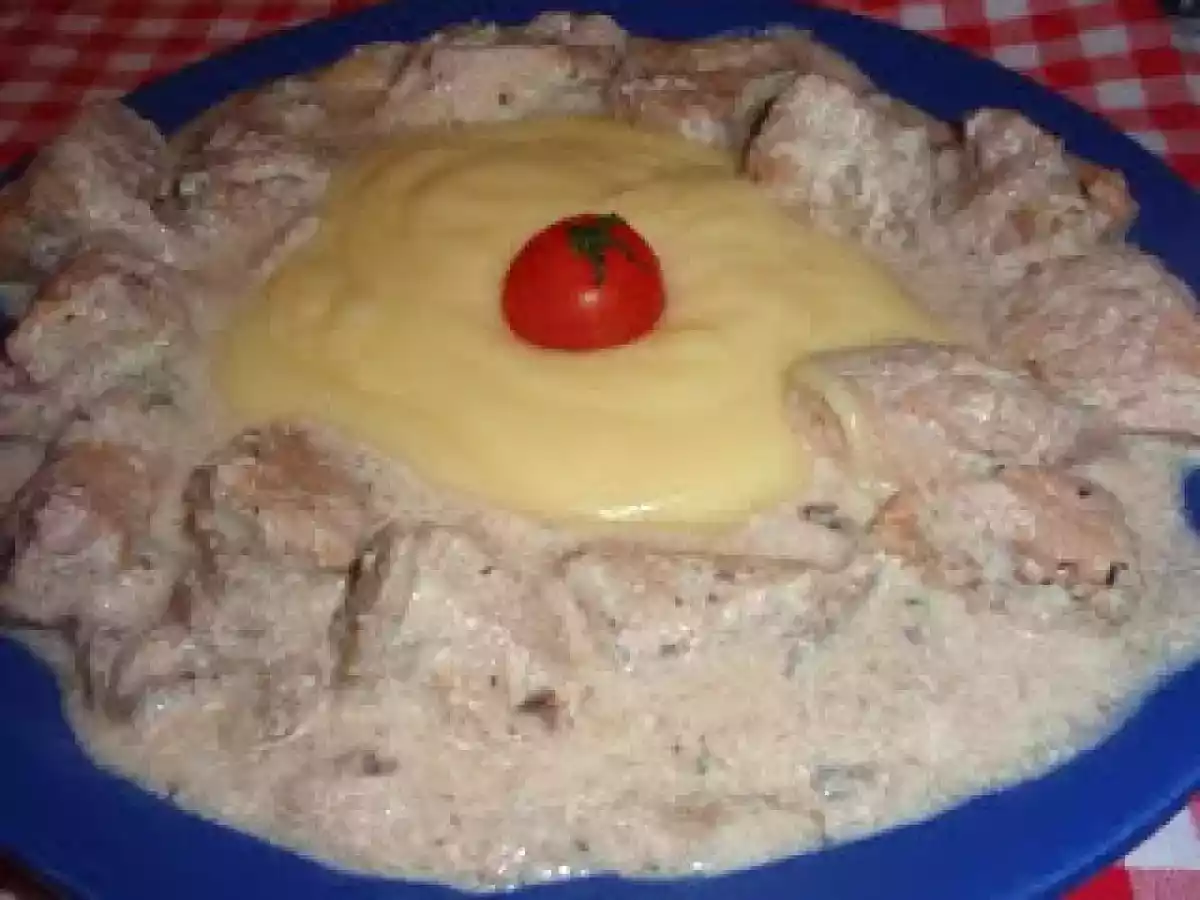 Cubulete de porc cu sos cremos de ciuperci