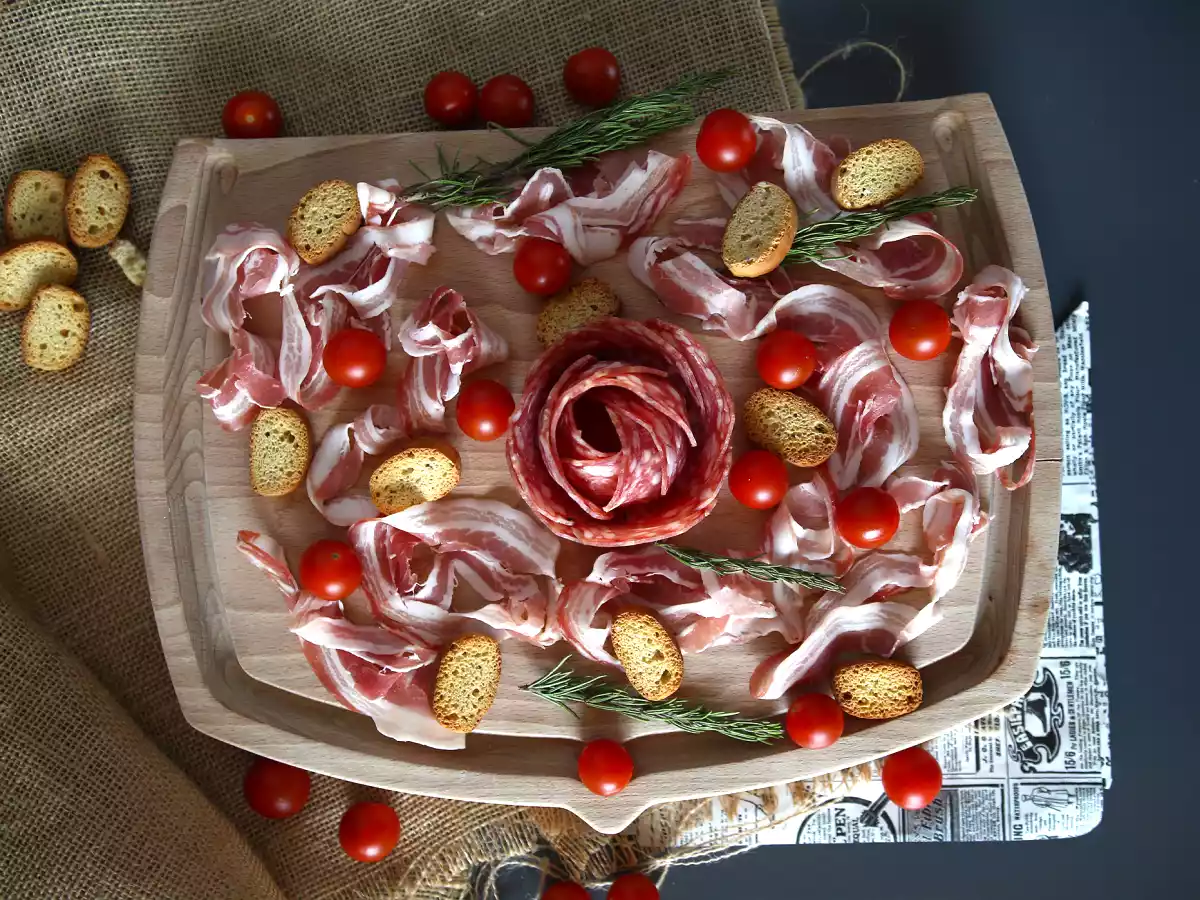 Cum aranjăm un platou cu mezeluri? Invățăm să facem un trandafir! - poza 5