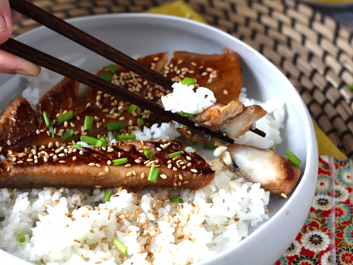 Cum gătești macrou? Încearcă această rețetă glazurată cu sos de soia și miere! - poza 2