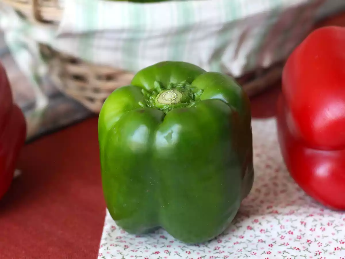 Cum să cureți ardeii cruzi?