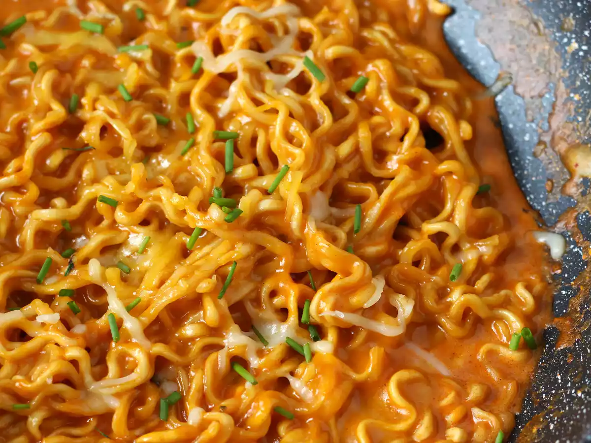 Cum să gătești Buldak cu aroma de brânză? Rețeta ușoară și rapidă! - poza 6