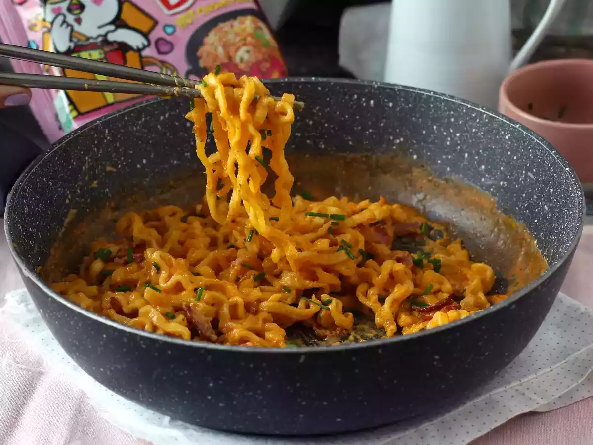 Cum să gătești tăiței Buldak cu aromă de carbonara? Cea mai buna reteta! - poza 3