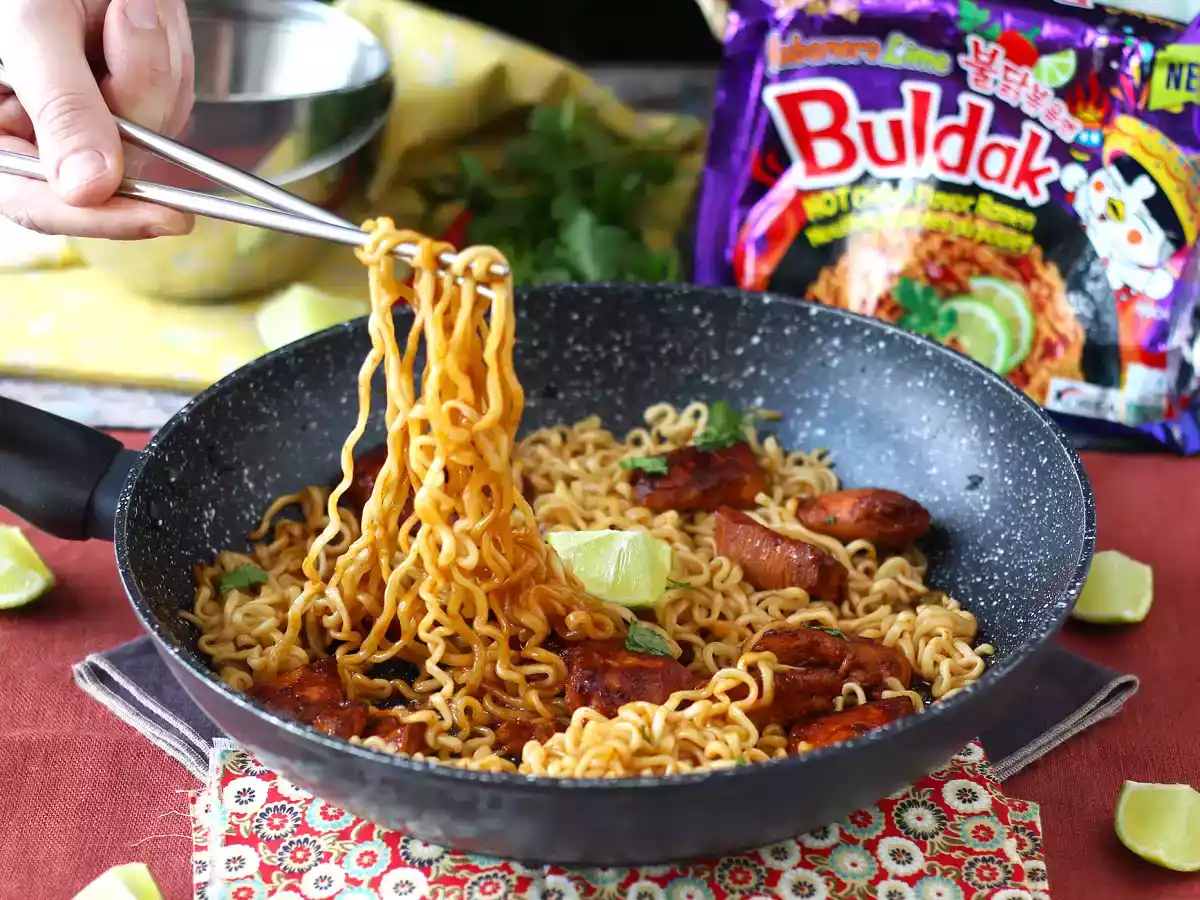 Cum să gătești tăițeii Buldak Habanero Lime, rețetă cu pui marinat!