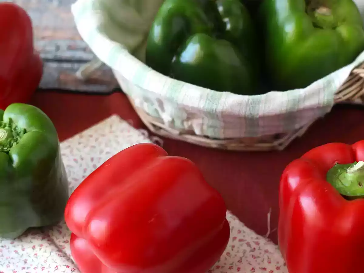 Cum se curăță ardeii copți la tigaie?