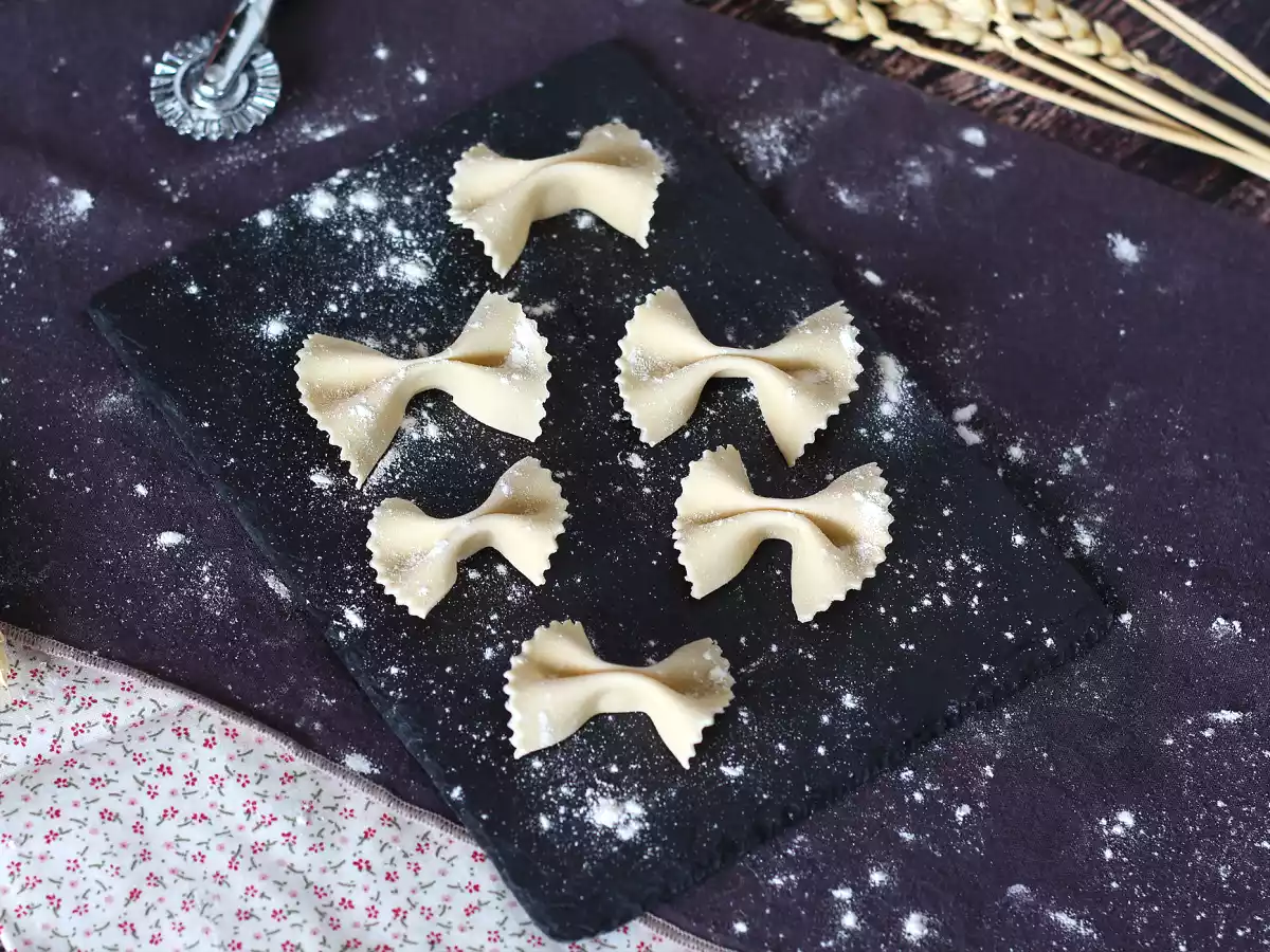 Cum se prepară în casă, farfalle, pastele mici în formă de fluture?