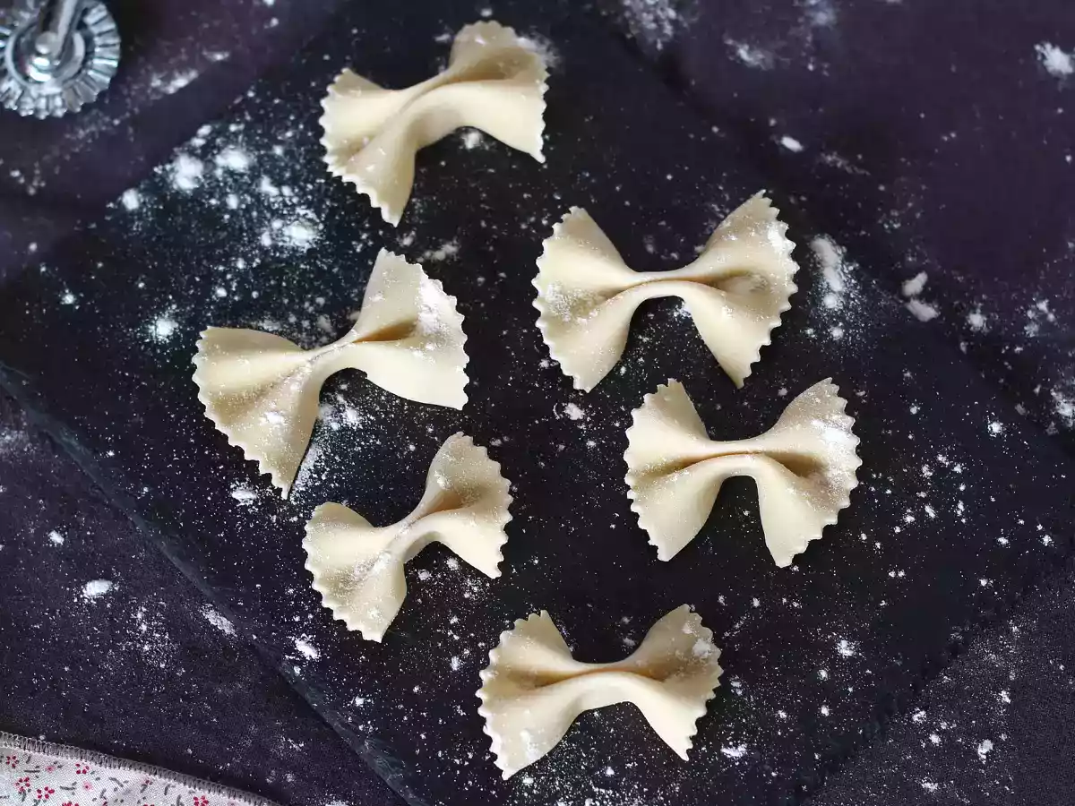 Cum se prepară în casă, farfalle, pastele mici în formă de fluture? - poza 3