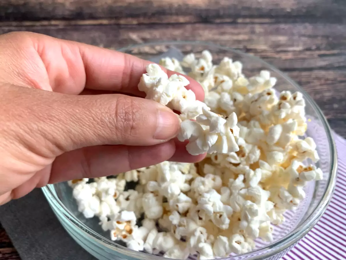 Cum se prepară popcornul la cuptorul cu microunde? (fără ulei) - poza 3